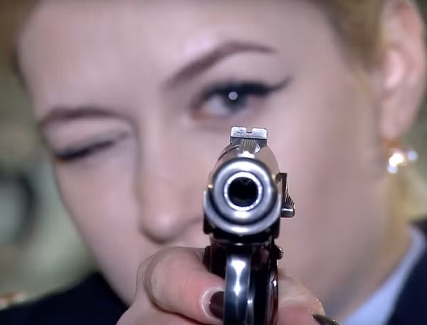 Trước khi hoạt động tại Lực lượng Vệ binh Quốc gia, Khramtsova từng phục vụ trong ngành cảnh sát.