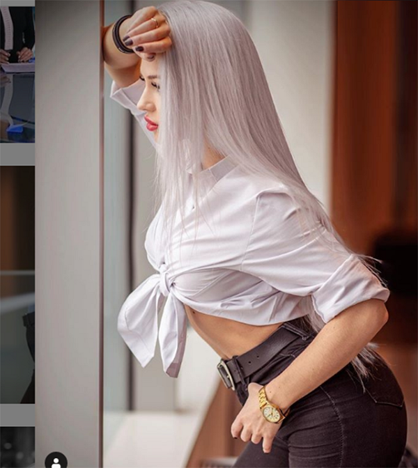 Khramtsova thu hút ánh nhìn khi sở hữu nhan sắc xinh đẹp, làn da trắng, mái tóc vàng óng,...