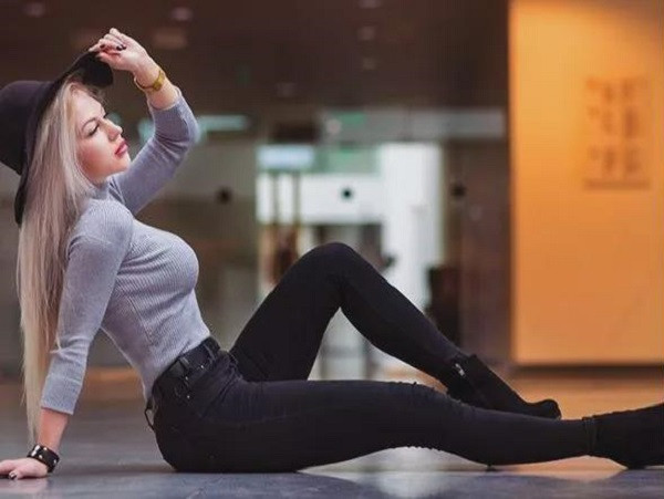 ... cùng thân hình nóng bỏng, quyến rũ.