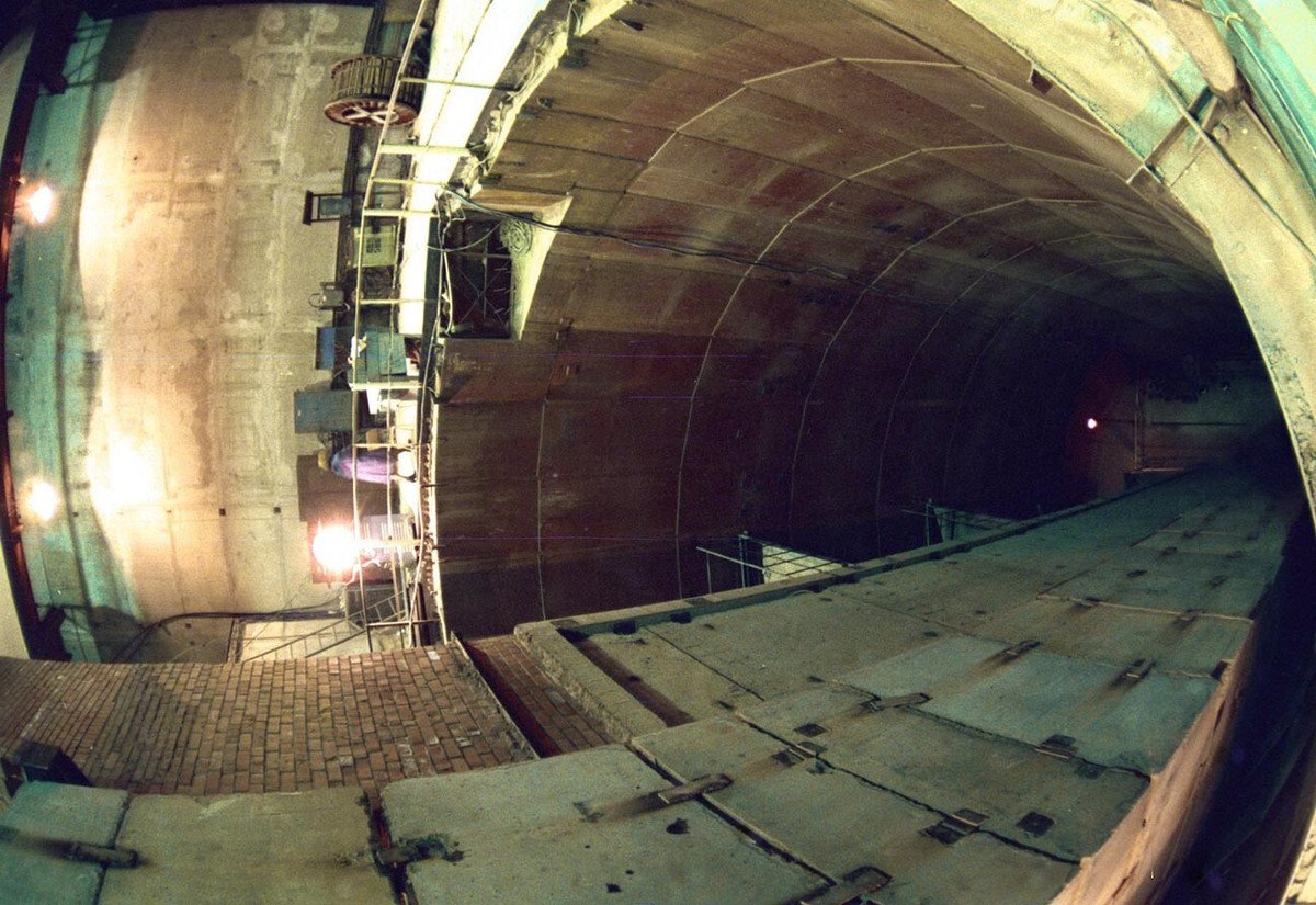 Vào những năm 1980, các nhà khoa học Liên Xô đã lên kế hoạch chế tạo một máy gia tốc hạt lớn, đòi hỏi phải đào rất nhiều đường hầm khổng lồ bên dưới thành phố Protvino, Matxcova. Tuy nhiên, sau khi Liên Xô sụp đổ, dự án bị đình trệ, các đường hầm cũng bị bỏ hoang.