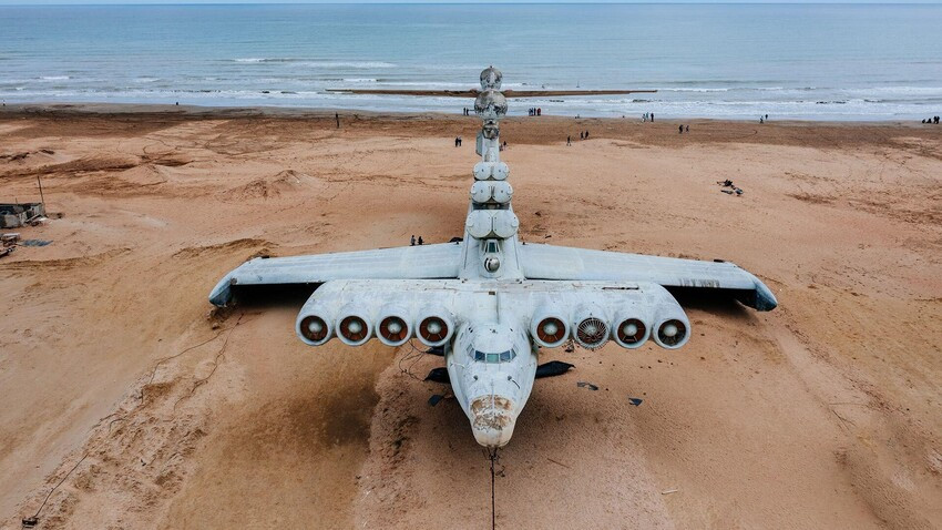 Chiếc wingship (phương tiện tác động mặt đất) trên bờ biển Caspi do Liên Xô sản xuất này có tên gọi là "Lun ekranoplan". Nó từng là một dự án quân sự của Liên Xô nhưng nay đã bị bỏ hoang.