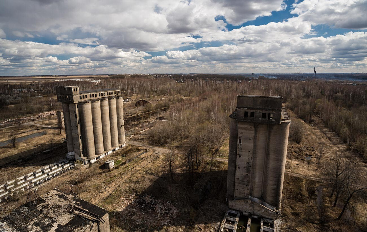 Kiến trúc kỳ lạ của Thang máy chở ngũ cốc ở Yaroslavl là tàn tích của ngành nông nghiệp Liên Xô. Thời Liên Xô, những cấu trúc bê tông khổng lồ kiểu này được sử dụng để tích trữ lượng ngũ cốc chiến lược nên chúng được trang bị rào chắn bảo vệ chặt chẽ. Tuy nhiên, sau khi Liên Xô sụp đổ, công trình kiến trúc chiến lược này đã bị bỏ hoang, trở nên đổ nát.