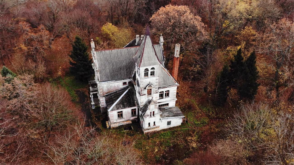 Căn biệt thự trông đầy ma quái ở thành phố Primorsk thuộc vùng Kaliningra được xây dựng vào khoảng năm 1905. Thời điểm đó, chủ sở hữu của nó, một doanh nhân thành đạt, đã mua hơn 100 ha đất và xây dựng biệt thự gồm 13 phòng. Tòa nhà này sau đó được chuyển giao cho Bộ Quốc phòng Liên Xô và biến thành một viện điều dưỡng, nơi điều trị bệnh lao. Ngày nay, do bị bỏ hoàng nên công trình tạo cảm giác như một ngôi biệt thự ma ám thường xuất hiện trong phim kinh dị.