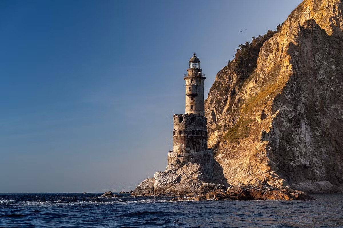 Ngọn hải đăng bị bỏ hoang trên đảo Sakhalin được người Nhật xây dựng trước những ngày cuối cùng của Thế chiến II, nằm trên mũi Aniva, một trong những nơi khó tiếp cận nhất của hòn đảo. Dù từng trở thành điểm thu hút du khách nhưng nhiều bộ phận đã bắt đầu xuống cấp nghiêm trọng, có thể gây nguy hiểm cho con người.