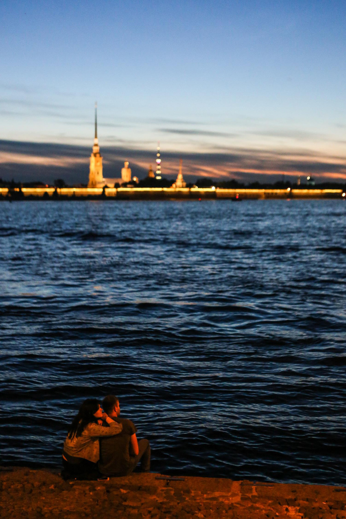 Không khó để bắt gặp những cặp tình nhân nép mình vào nhau dọc bờ sông Neva.