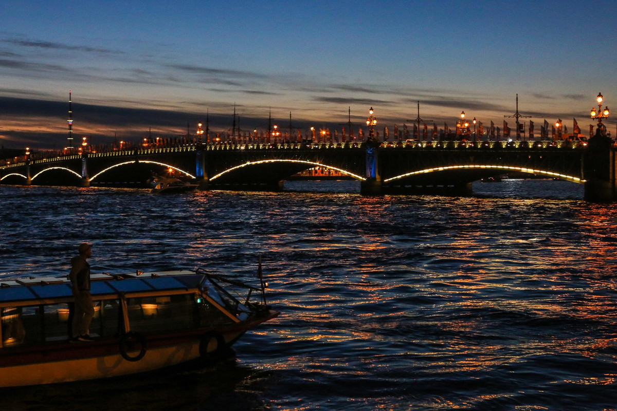 Người dân Saint Petersburg cũng thích tận hưởng thời gian đẹp nhất của thành phố bên dòng Neva.