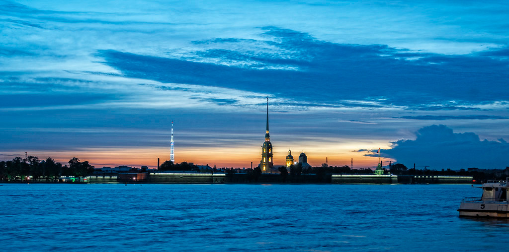 Tại Nga, hiện tượng đêm trắng diễn ra trong vòng 2 tháng hè, từ giữa tháng 5 đến giữa tháng 7.