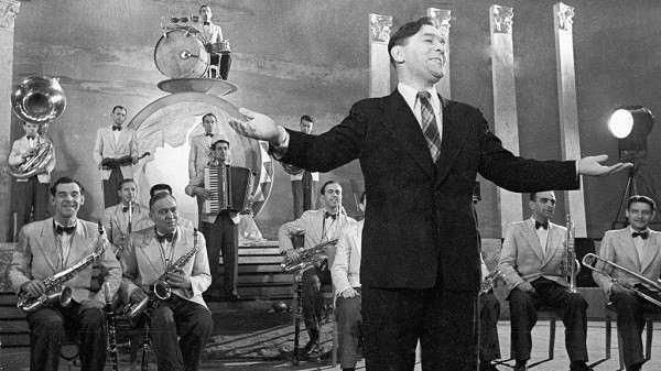 Tổng thống Putin từng thể hiện kỹ năng chơi piano của mình tại tư dinh của Chủ tịch Trung Quốc Tập Cận Bình trên giai điệu "The Windows of Moscow", bài hát nổi tiếng nhất của Leonid Utyosov.