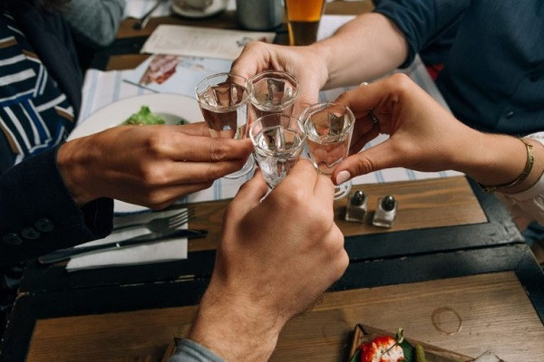 Năm 1505, Nga lần đầu xuất khẩu Vodka sang Thụy Điển trước khi trải qua một quá trình "trắc trở" để trở thành thức uống phổ biến rộng rãi trên toàn thế giới như hiện tại.