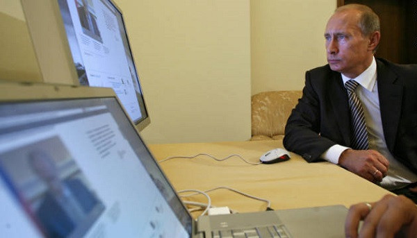 Ông Putin hiếm khi sử dụng internet. Tuy nhiên, thỉnh thoảng, các cố vấn vẫn sẽ chiếu những đoạn video, vì ông cần biết bên ngoài nói gì về ông và nước Nga.