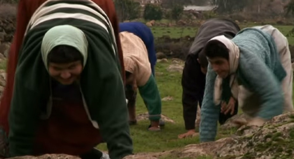 Bằng chứng là nhiều trẻ sơ sinh tại làng bị dị tật bẩm sinh, mất khả năng nhận thức và đi lại.