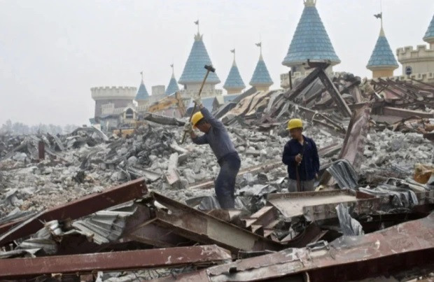 ...cùng những tòa nhà giống như lâu đài bị bỏ hoang.