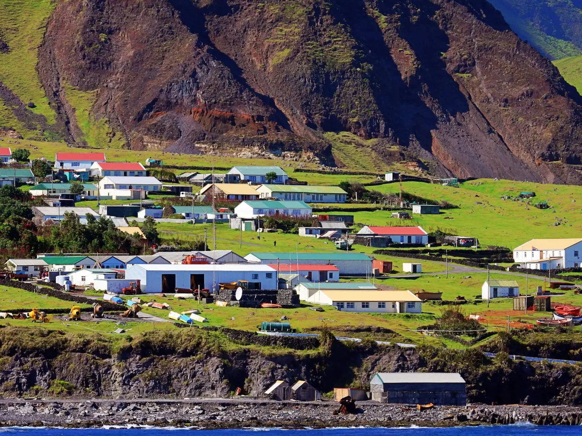 Tuy nhiên, vì quá xa xôi nên chính quyền thường khuyến nghị du khách lên kế hoạch tới hòn đảo trước một năm.