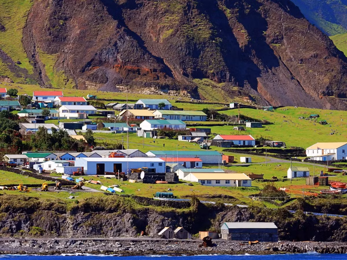 Tuy nhiên, vì quá xa xôi nên chính quyền thường khuyến nghị du khách lên kế hoạch tới hòn đảo trước một năm.