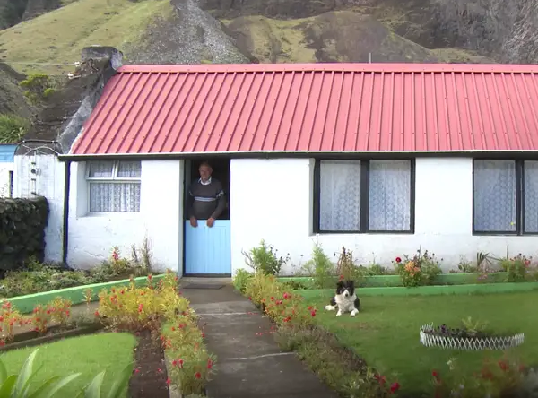 Vì ít dân cư, chưa đầy 300 người, nên nơi đây khá yên tĩnh và an toàn, các ngôi nhà gần như không cần khóa cửa.