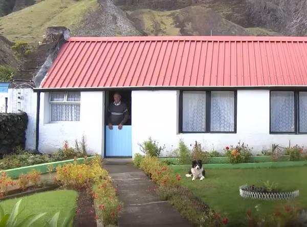 Vì ít dân cư, chưa đầy 300 người, nên nơi đây khá yên tĩnh và an toàn, các ngôi nhà gần như không cần khóa cửa.