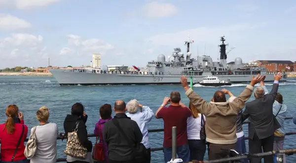 Cách duy nhất để tới khu định cư này là di chuyển bằng thuyền qua Nam Đại Tây Dương trong khoảng gần một tuần.