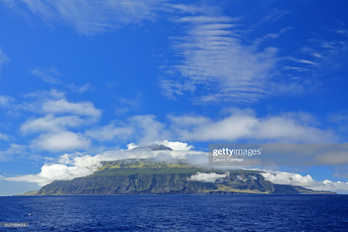 Edinburgh of the Seven Seas nằm trên đảo Tristan da Cunha, một hòn đảo núi lửa đang hoạt động ở giữa Nam Đại Tây Dương.