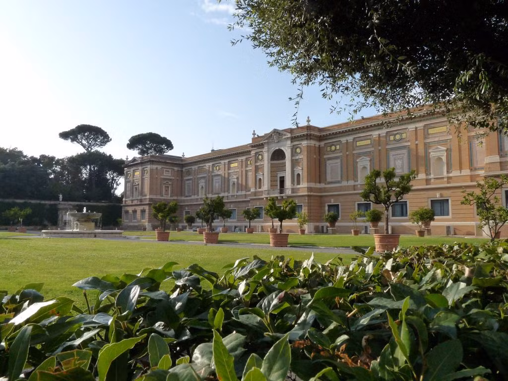 Vatican là quốc gia có nền kinh tế phi thương độc nhất vô nhị trên thế giới, chủ yếu do các khoản quyên góp của người Thiên chúa giáo La Mã...