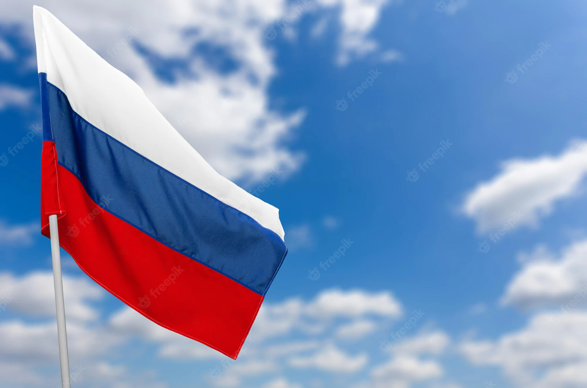 Trong khi đó, người hiện đại lại cho rằng màu trắng tượng trưng cho hòa bình và thuần khiết, màu xanh dương mang ý nghĩa niềm tin và sự trung thực còn màu đỏ thể hiện sức mạnh, lòng dũng cảm và sự hi sinh vì Tổ quốc.