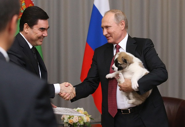 Đây là món quà sinh nhật của Tổng thống Turkmenistan, Gurbanguly Berdimuhamedow, dành tặng Tổng thống Putin.