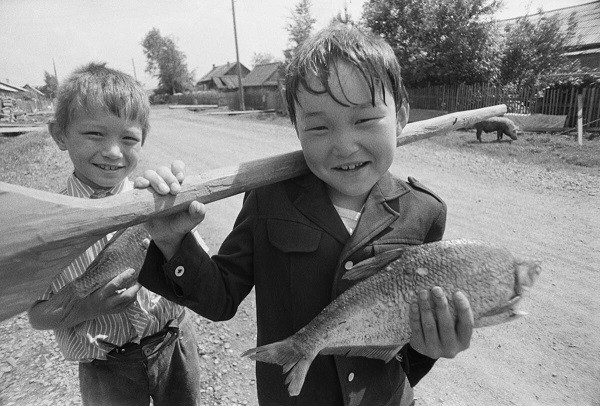 Đánh bắt cá là sinh kế truyền thống của người Nanai.