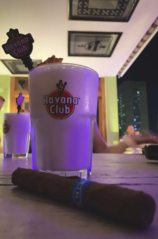 Tại các quốc gia khác, xì gà là thú vui xa xỉ của giới thượng lưu nhưng tại Cuba, chúng lại phổ biến trong mọi tầng lớp xã hội.