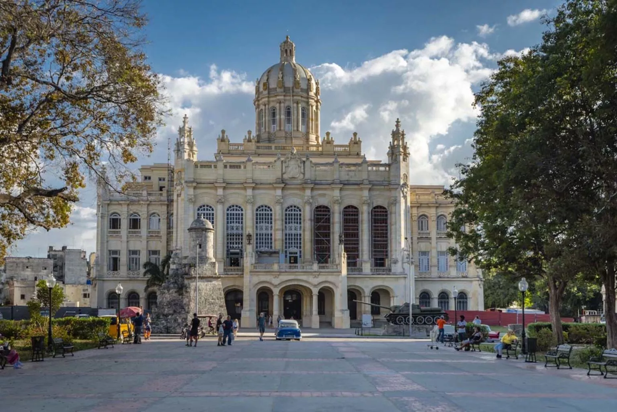 Giáng sinh bị cấm ở Cuba trong suốt gần 30 năm, bắt đầu từ năm 1969 tới năm 1997. Khoảng thời gian này được người dân địa phương gọi là Las Navidades Silenciadas. Cho đến ngày nay, Giáng sinh ở Cuba là một ngày làm việc bình thường.