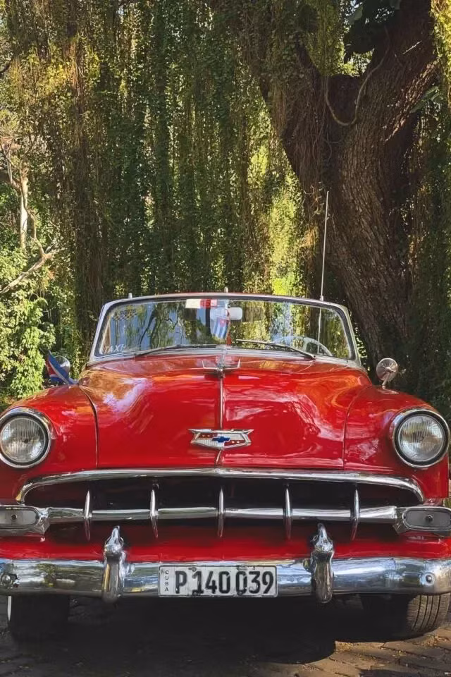 Cuba là một trong số rất ít nơi trên thế giới có thể tìm thấy những chiếc xe hơi cổ điển của Mỹ trên đường với số lượng lớn.