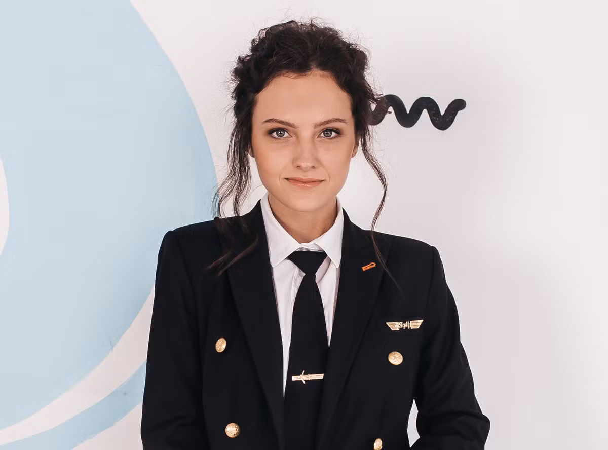 Julia Slobodyanyuk cũng là nữ phi công của hãng bay SkyUp Airlines.