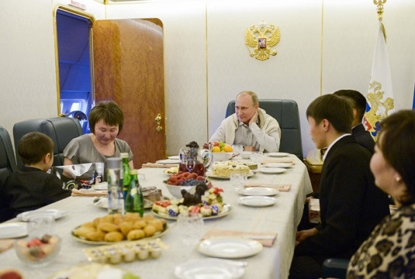 Ngoài ra, bên trong máy bay còn có phòng làm việc riêng dành cho tổng thống, một số phòng họp, phòng thư giãn cho tổng thống, sảnh khách, phòng tập thể dục mini, phòng ăn, quầy bar, phòng tắm và một đơn vị y tế riêng biệt với các phương tiện để hồi sức và điều trị cấp cứu.