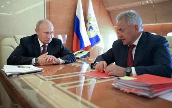 Tuy nhiên, theo tiết lộ của trang tin RBTH, máy bay được trang bị "nút hạt nhân", radar, điều khiển điện tử, điện quang và điều khiển trực quan.