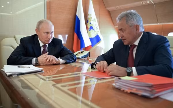 Tuy nhiên, theo tiết lộ của trang tin RBTH, máy bay được trang bị "nút hạt nhân", radar, điều khiển điện tử, điện quang và điều khiển trực quan.