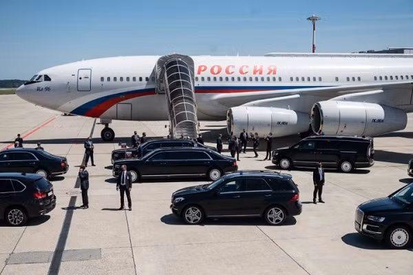 Có khoảng 25 chiếc máy bay loại này và hầu hết chúng đều tham gia "Phi đội bay đặc biệt Rossiya" phục vụ Tổng thống và Chính phủ Nga.