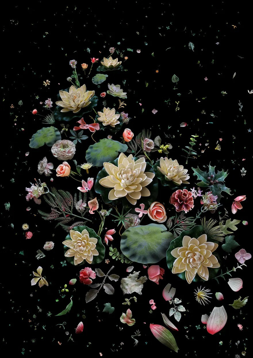 Hoa nhân tạo bị ném xuống lòng đại dương sau khi "hết tác dụng".