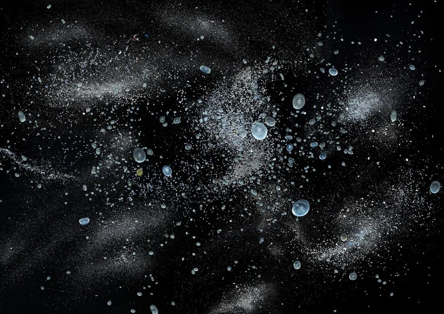 Ngày 23/7/2012, bão Vicente đã khiến một container chở hàng đổ 150 tấn hạt nhựa, tăng thêm các mảnh vụn nhựa thải ra ở bãi rác tại Hongkong mỗi ngày.