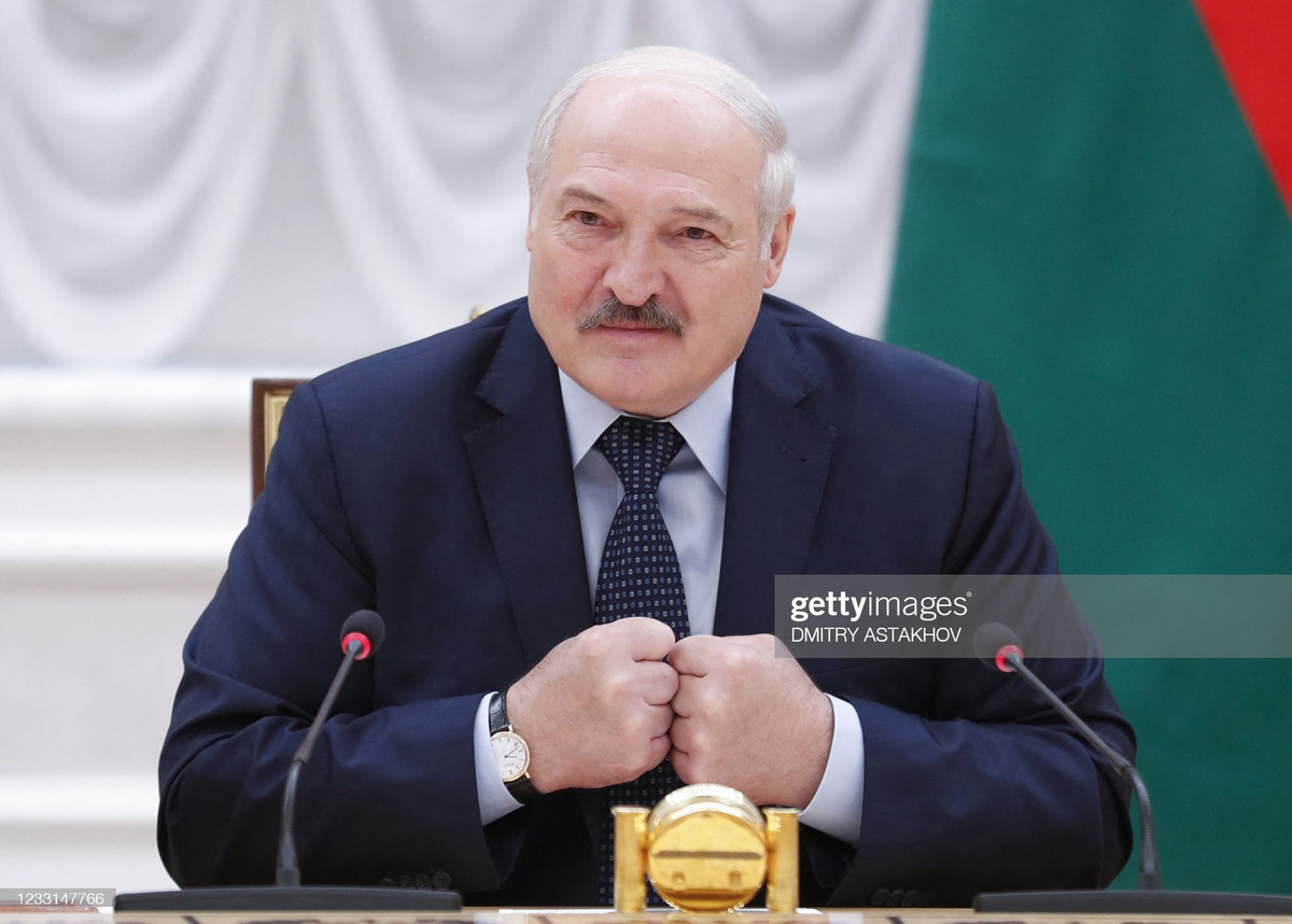 Ông Lukashenko sau đó tiếp tục theo học 5 năm tại Học viện Nông nghiệp Belorussia và tốt nghiệp vào năm 1980.