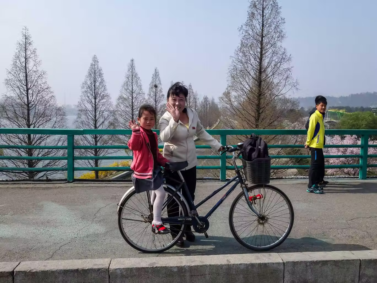 Trong tổng số 25.554 km đường ở Triều Tiên, chỉ có 724 km được trải nhựa, chiếm tỷ lệ ít ỏi 2,83%.