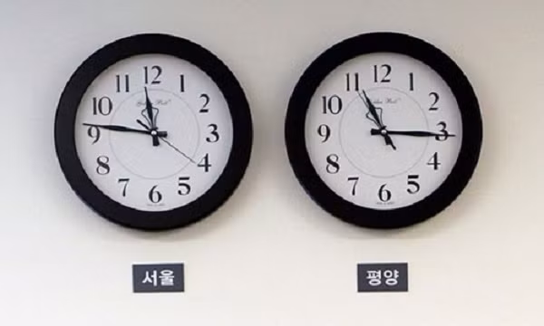Giờ Bình Nhưỡng được tạo ra làm múi giờ của riêng của Triều Tiên, chậm hơn 30 phút so với Hàn Quốc và Nhật Bản.