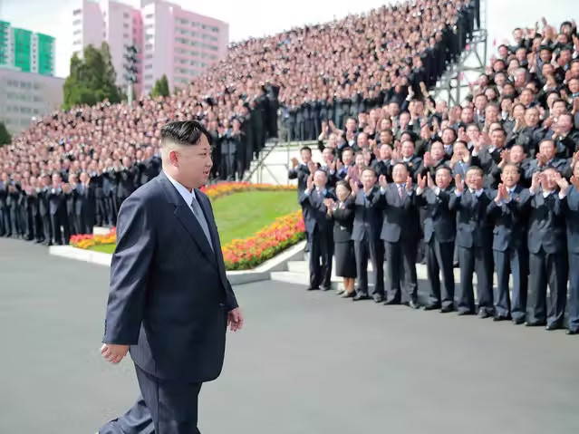 Nhà lãnh đạo Kim Jong Un được cho là ban hành lệnh, yều cầu tất cả nam công dân "sao chép kiểu tóc của mình". Trong khi đó, phụ nữ thì được khuyên học hỏi kiểu tóc của vợ ông.