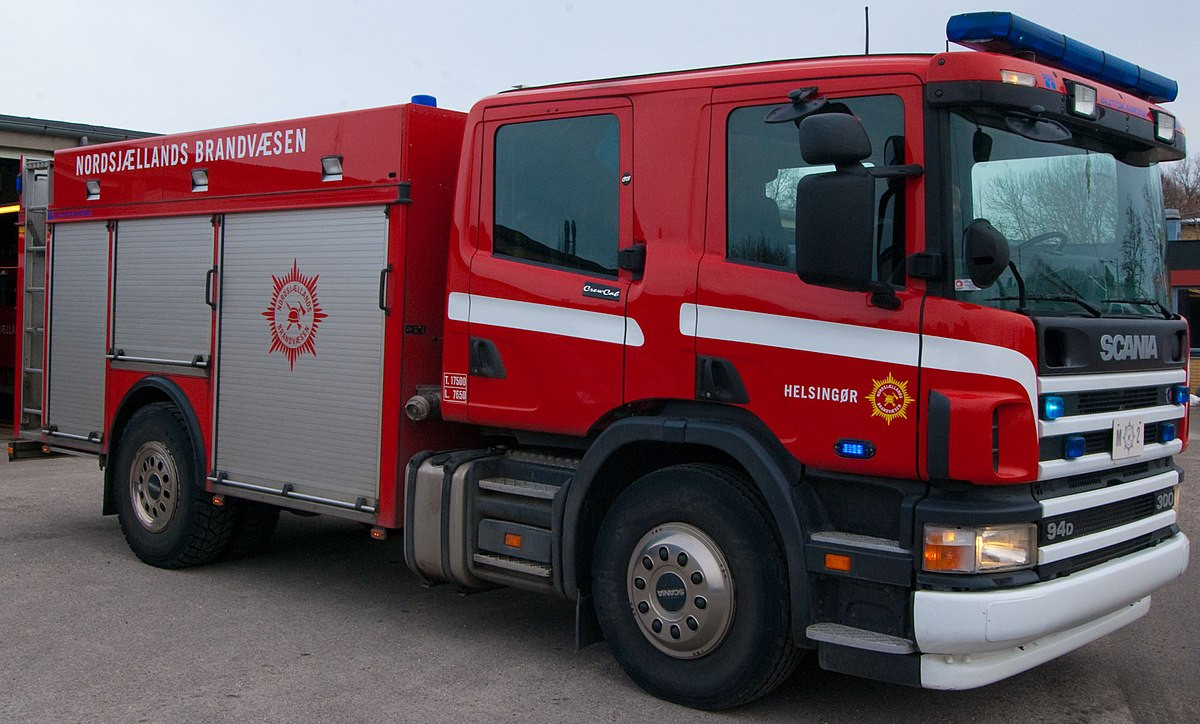 Lý do cho việc xe cứu hỏa có màu đỏ đơn giản là vì con người thường liên kết màu sắc này với những sự việc khẩn cấp. Tuy nhiên, cũng có giả thuyết, mặc dù sau đó bị bác bỏ, cho rằng, nguyên nhân là vì thời điểm đó, sơn đỏ có giá rẻ nhất.