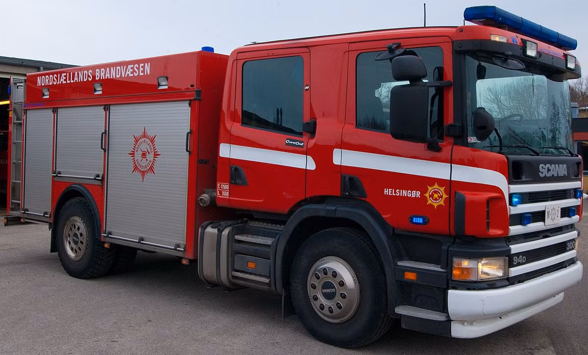 Lý do cho việc xe cứu hỏa có màu đỏ đơn giản là vì con người thường liên kết màu sắc này với những sự việc khẩn cấp. Tuy nhiên, cũng có giả thuyết, mặc dù sau đó bị bác bỏ, cho rằng, nguyên nhân là vì thời điểm đó, sơn đỏ có giá rẻ nhất.