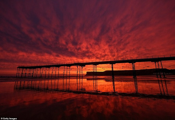 Ánh sáng mặt trời mang đến khung cảnh đầy ngoạn mục tại khu vực Saltburn, North Yorkshire. Ảnh: Getty Images