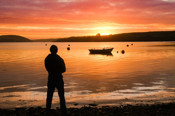 Con sông Camel ở Padstow, Cornwall bỗng trở nên thơ mộng dưới ánh mặt trời chào ngày mới. Ảnh: The Sun