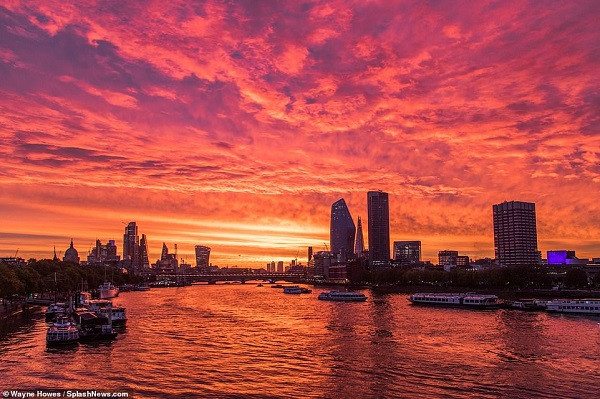 Bầu trời London đẹp không tưởng với sắc đỏ cam trước khi thủ đô nước Anh bước vào những ngày mưa gió. Ảnh: SplashNews.com