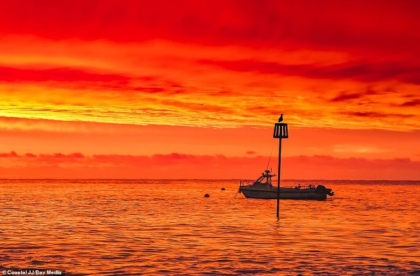 Khung cảnh trên con kênh ở thị trấn Selsey, West Sussex có lẽ sẽ khiến nhiều người cho rằng đây là thời khắc hoàng hôn. Ảnh: Bav Media