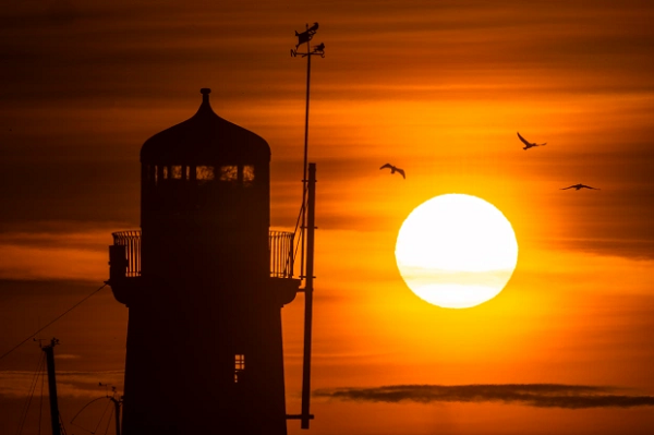 Ngọn hải đăng nổi bật trong bức tranh ngày mới tuyệt đẹp ở Scarborough, North Yorks. Ảnh: The Sun