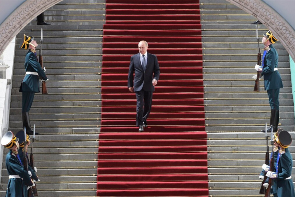 Russia Beyond tiết lộ mỗi bộ vest của Tổng thống Nga thường được làm từ đầu đến cuối bởi duy nhất một thợ may, có giá từ 4.000 bảng Anh.