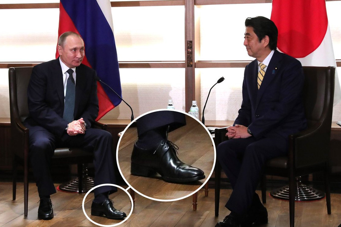 ... trong khi giày thì ông thường lựa chọn các sản phẩm của John Lobb hoặc Salvatore Ferragamo.