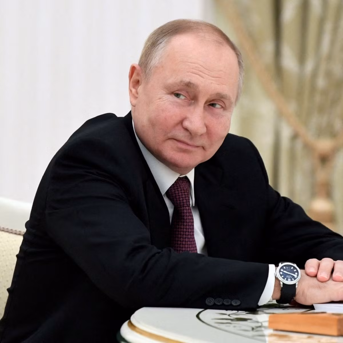 Nhà lãnh đạo nước Nga cũng được cho là sở hữu bộ sưu tập đồng hồ trị giá tới gần 450.000 bảng Anh, The Sun tiết lộ.